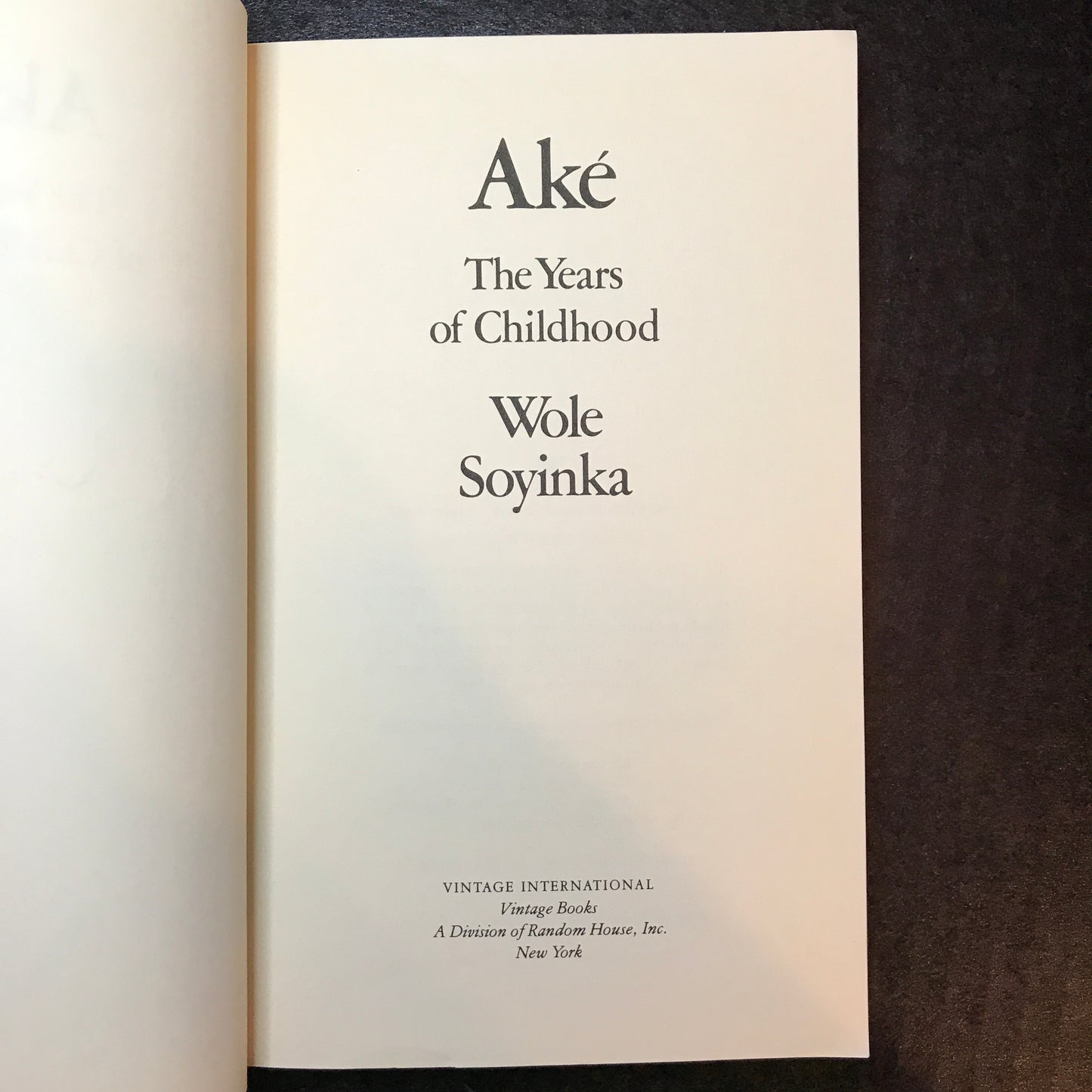 Aké: The Years of Childhood - Wole Soyinka - Signed - Vintage International Edition - 1989