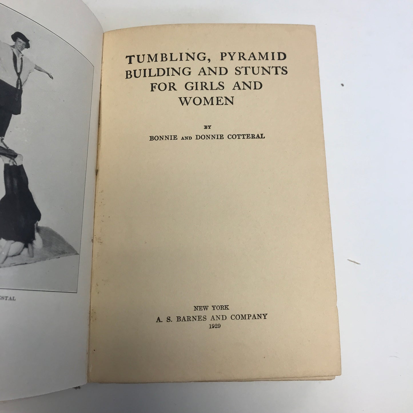 Tumbling, Pyramid Building, and Stunts for Girls and Women - Bonnie and Donnie Cotteral - 1929