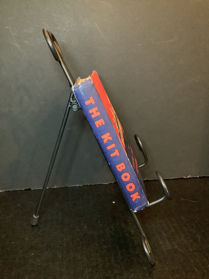 The Kit Book for Soldiers, Sailors, and Marines - R. M. Barrows - 1943