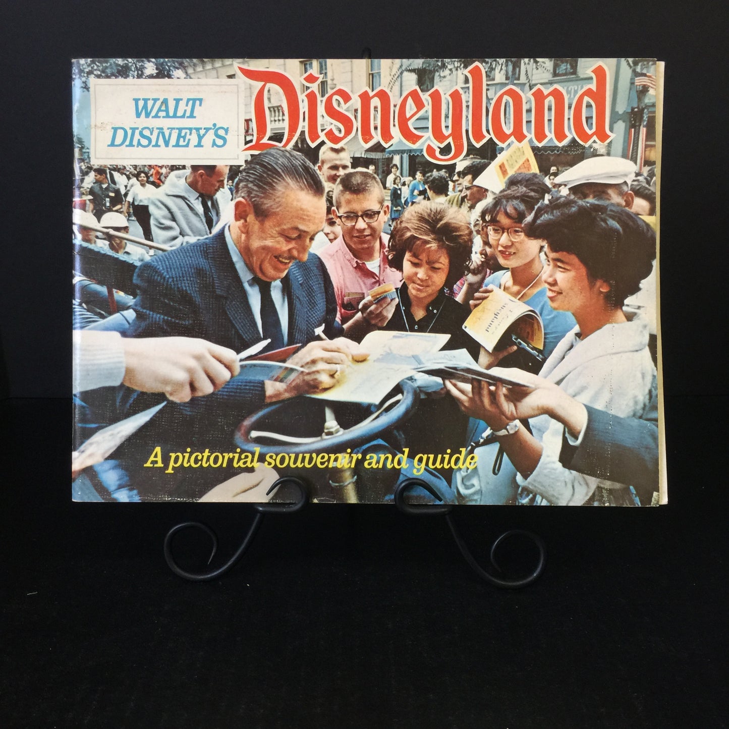 Walt Disney's Disneyland: A Pictorial Souvenir and Guide - Walt Disney Productions - 1968