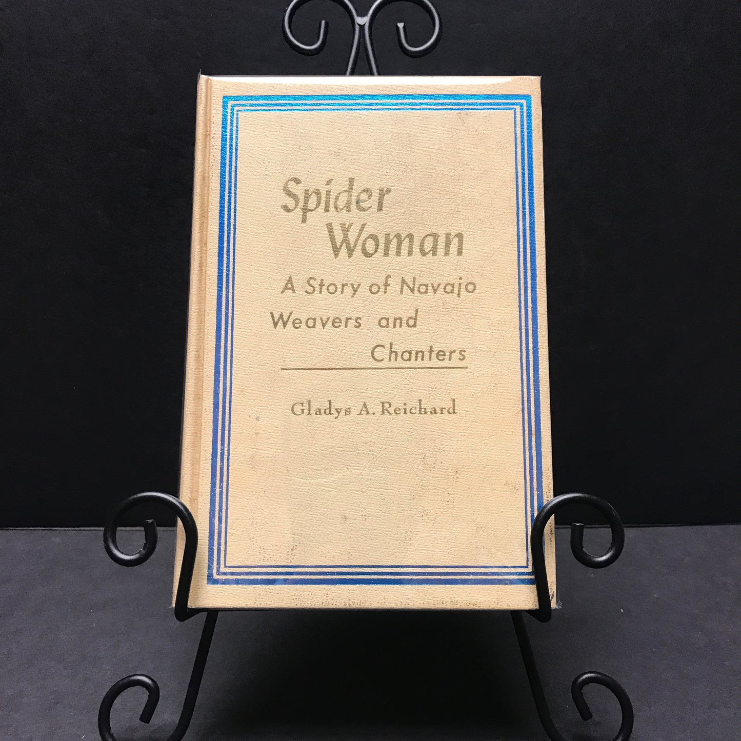 Spider Woman: Navajo Weavers and Chanters - Galdys A. Reichard - 1971
