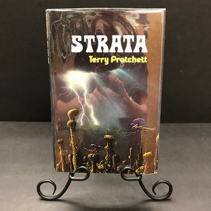 Strata - Terry Pratchett - Book Club Edition - 1981