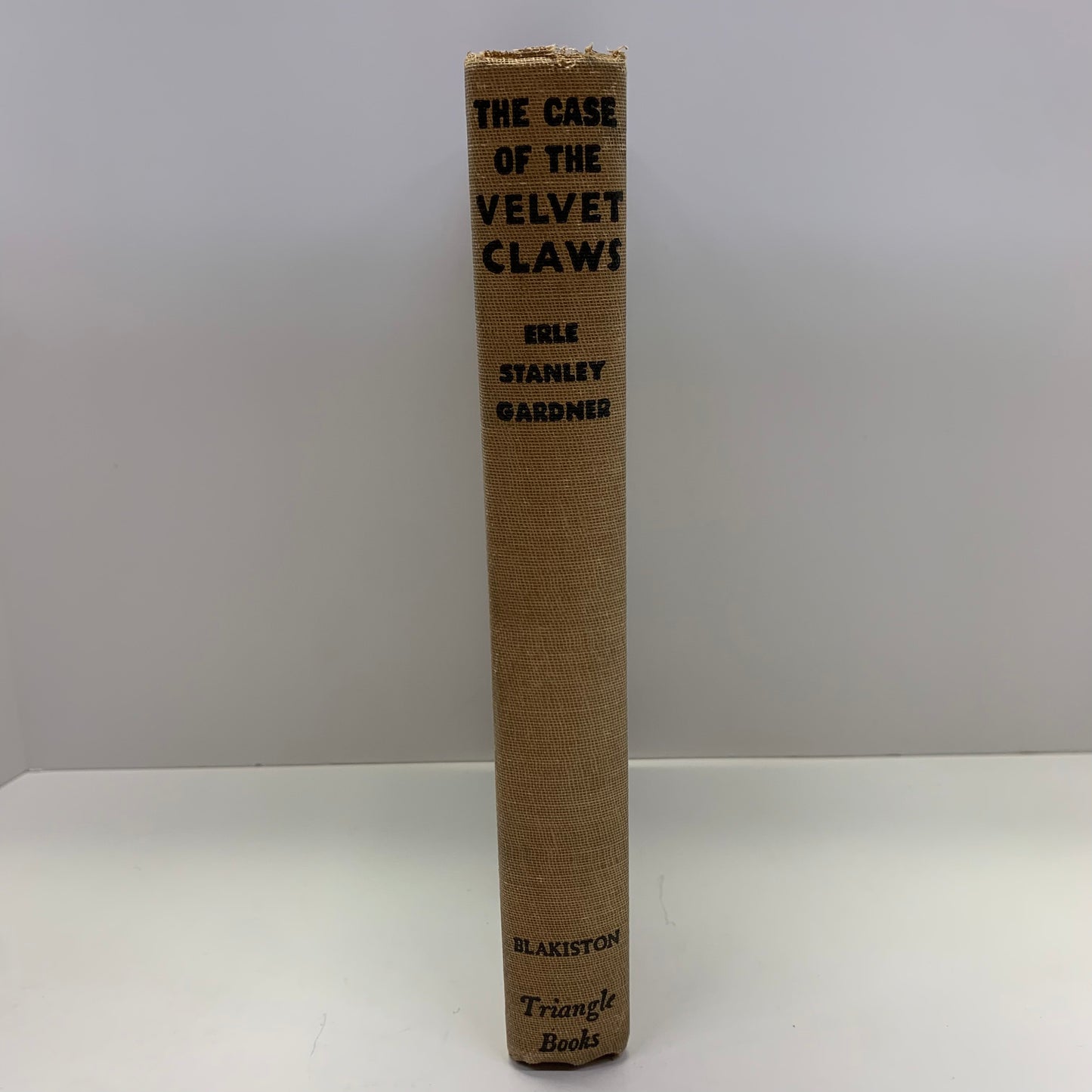 The Case of the Velvet Claws - Erle Stanley Gardner - 1945