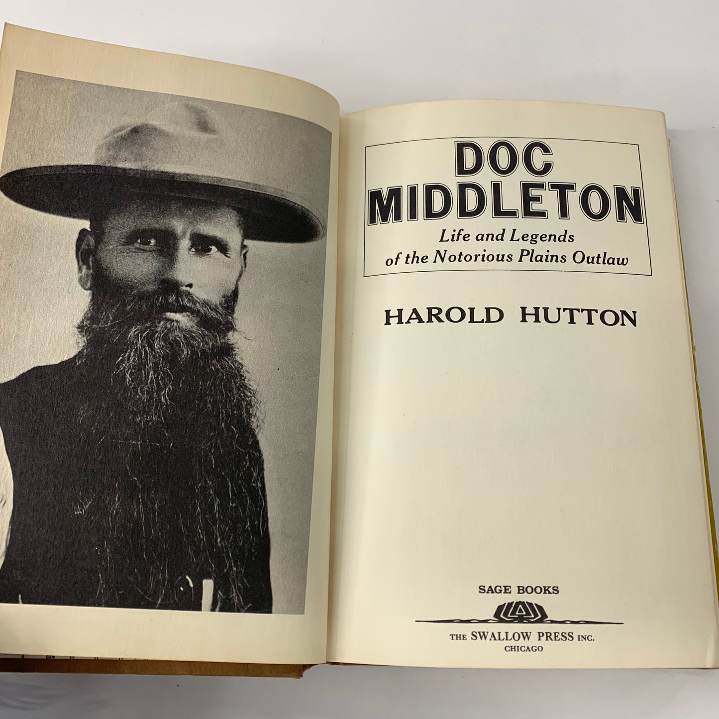 Doc Middleton: Life and Legends of the Notorious Plains Outlaw - Harold Hutton - 1974