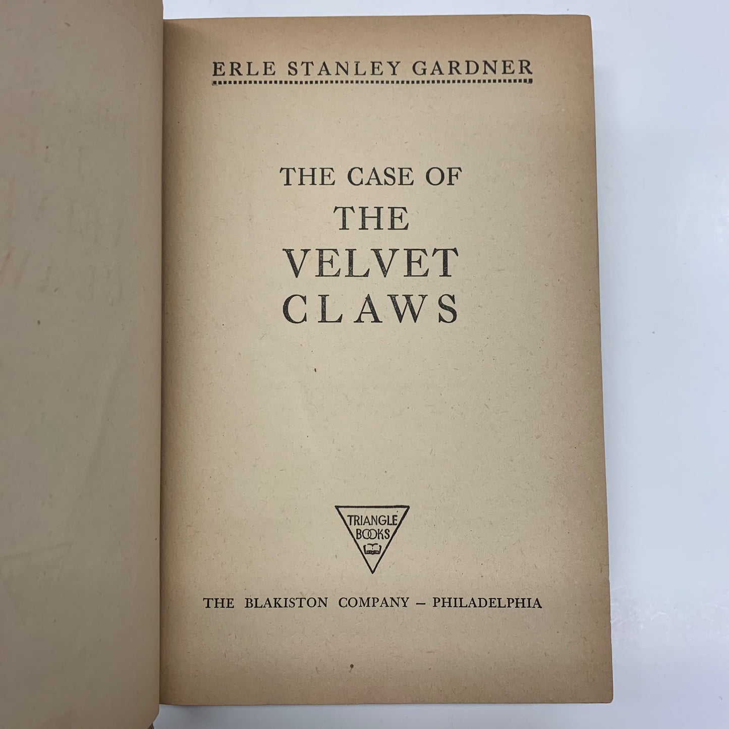 The Case of the Velvet Claws - Erle Stanley Gardner - 1945